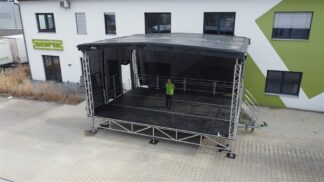 Luftbild einer mobilen Rundbogenbühne AL Stage R48 mit 8 × 6 m Bühnenfläche, aufgebaut in Ingolstadt, ohne seitliche PA‑Wings.