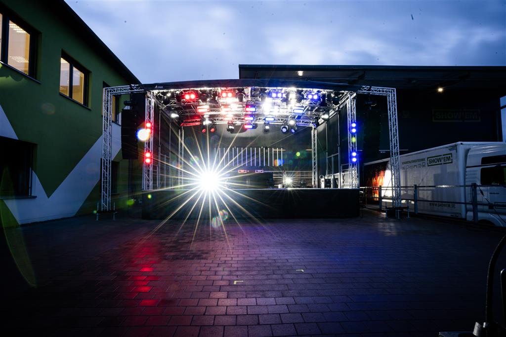 AL STAGE R48 mobile Rundbogenbühne 8 x 6 m (Trailerstage, 3,5t.) – Bild 4