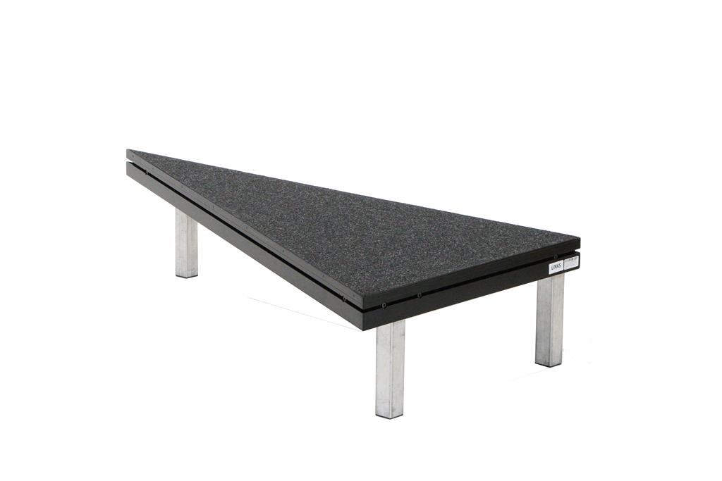 APQ Standard Stage 750 Dreieckspodest 2x1m links mit Nadelfilz